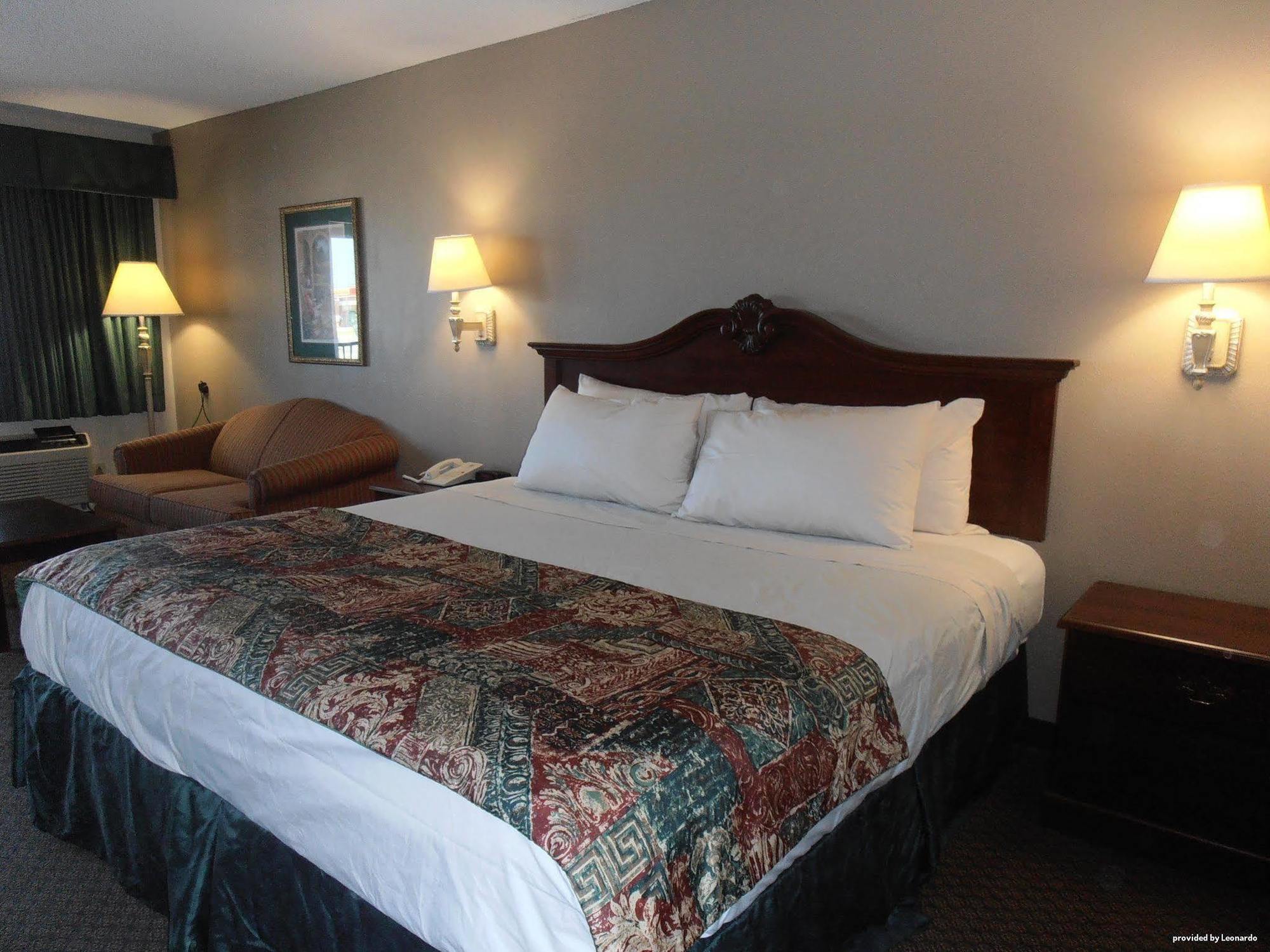 Days Inn & Suites By Wyndham Warner Robins Near Robins Afb Екстериор снимка