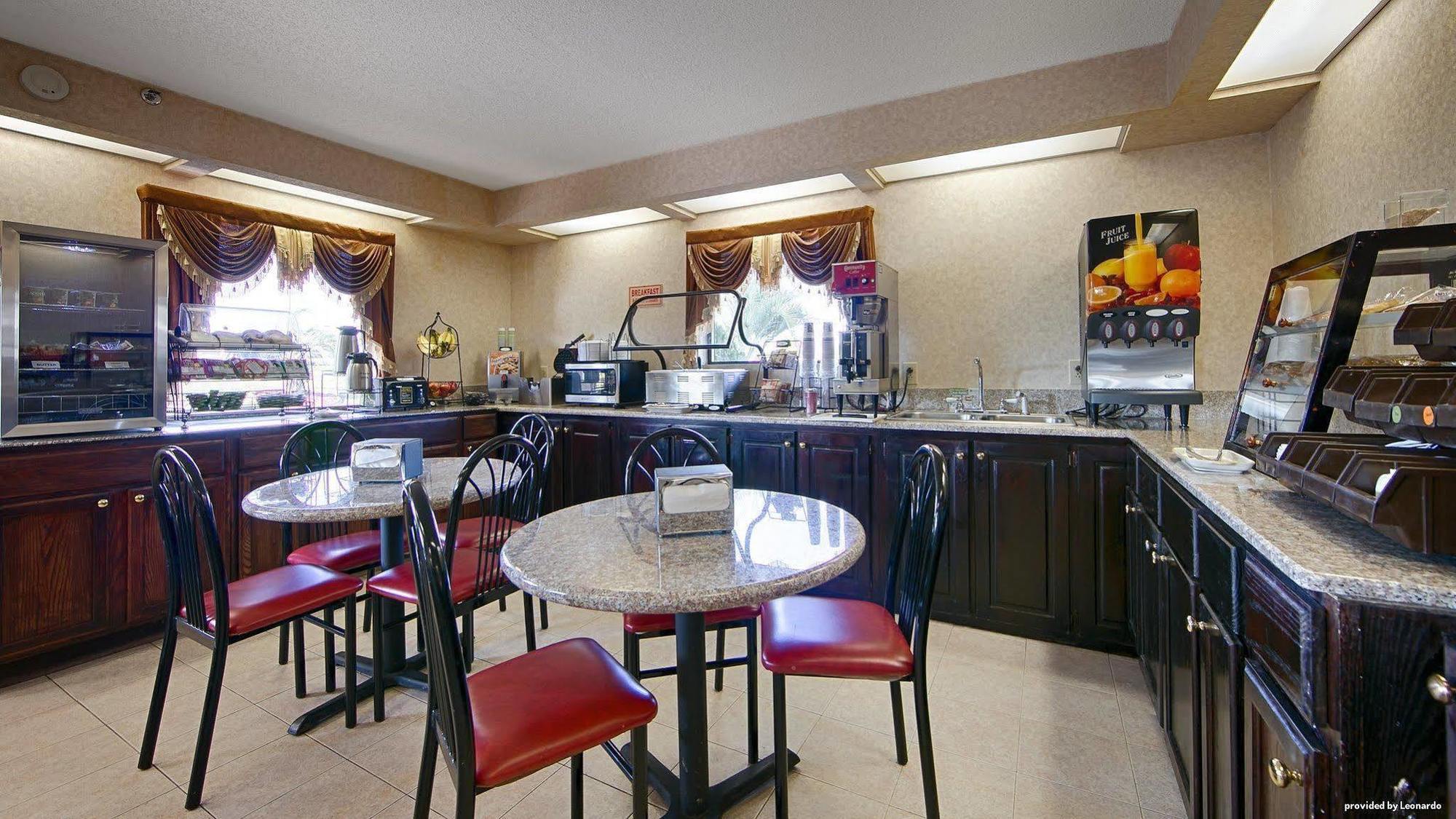 Days Inn & Suites By Wyndham Warner Robins Near Robins Afb Екстериор снимка