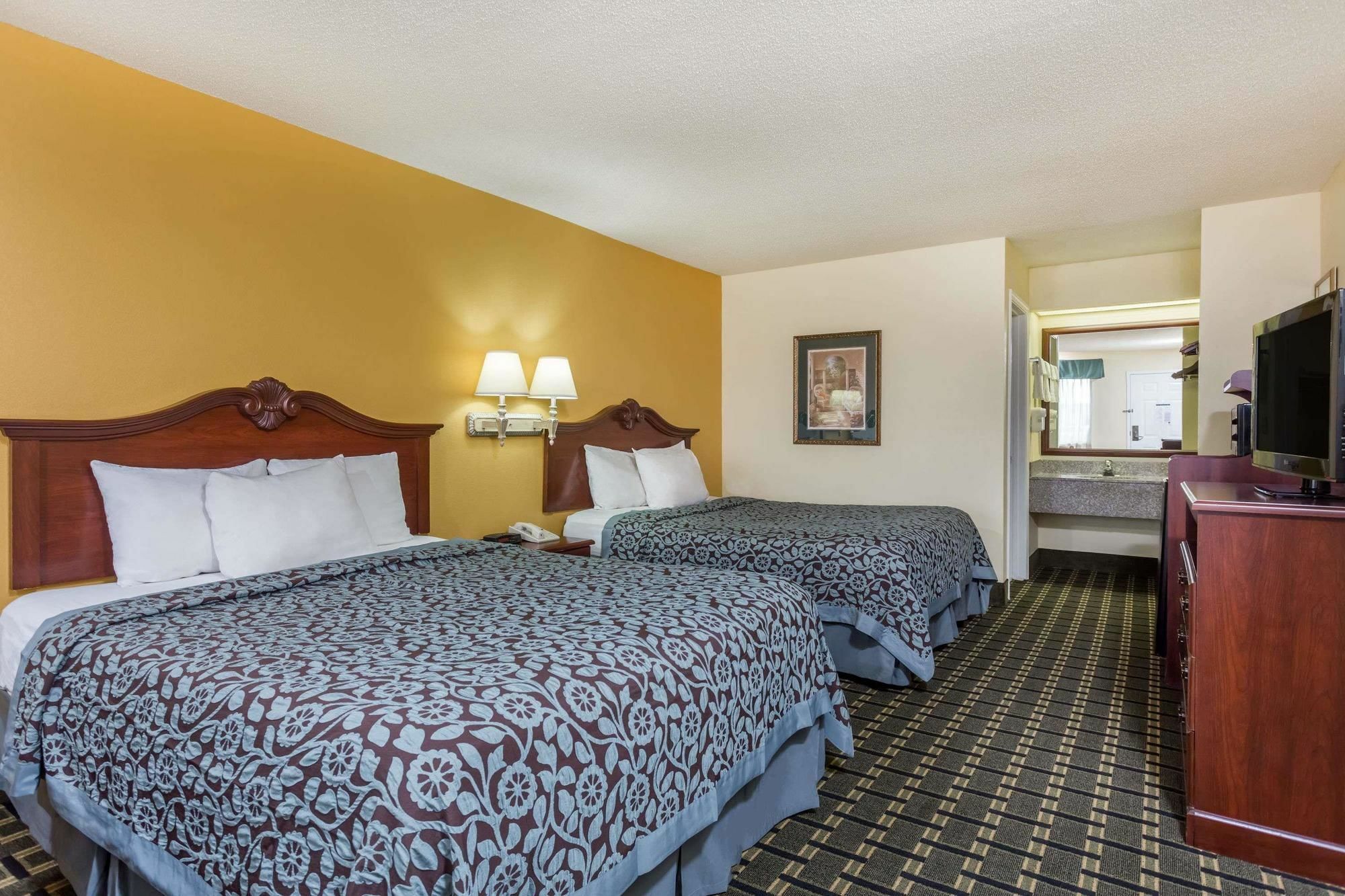 Days Inn & Suites By Wyndham Warner Robins Near Robins Afb Екстериор снимка