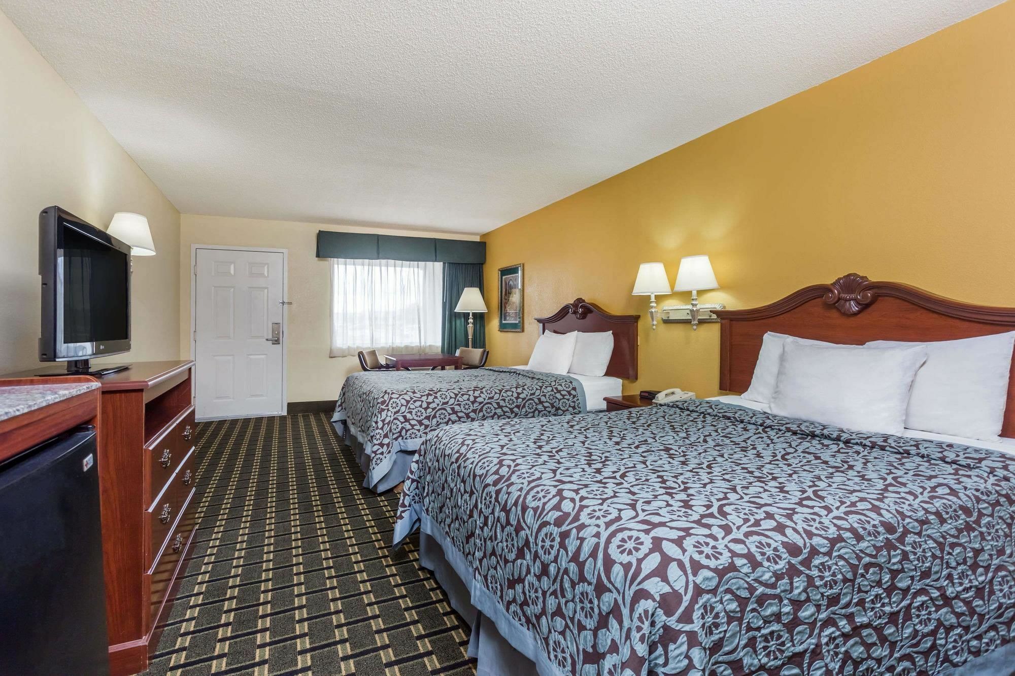 Days Inn & Suites By Wyndham Warner Robins Near Robins Afb Екстериор снимка
