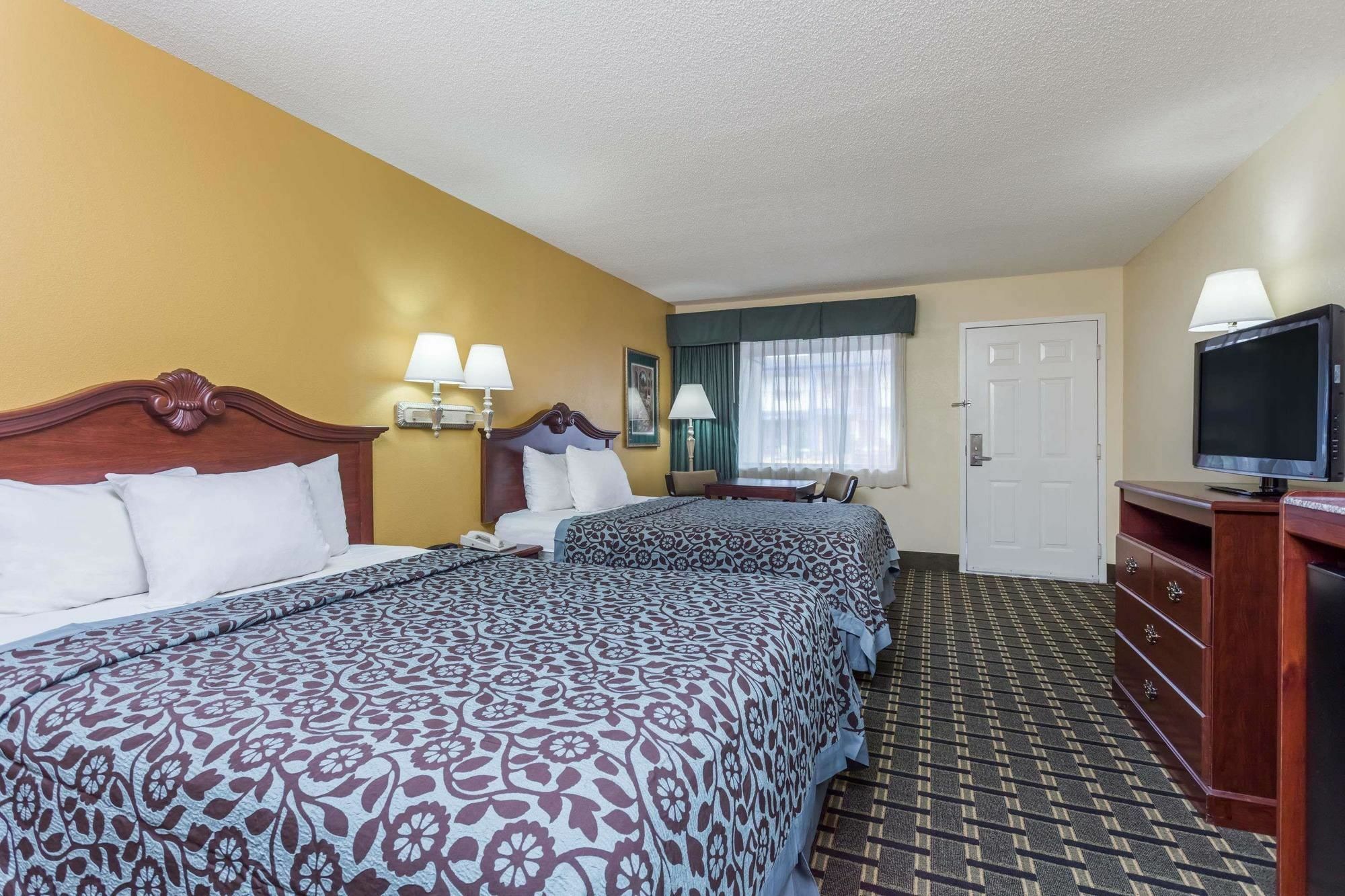Days Inn & Suites By Wyndham Warner Robins Near Robins Afb Екстериор снимка