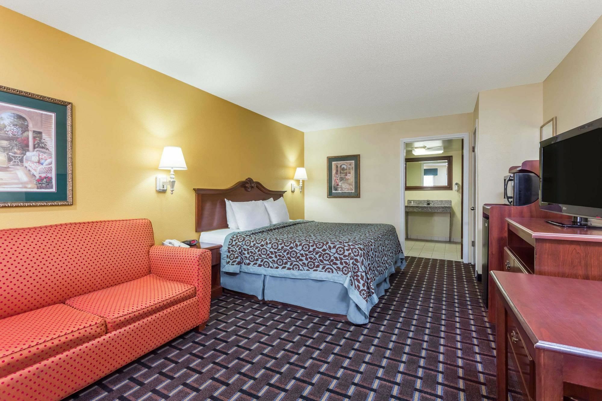 Days Inn & Suites By Wyndham Warner Robins Near Robins Afb Екстериор снимка