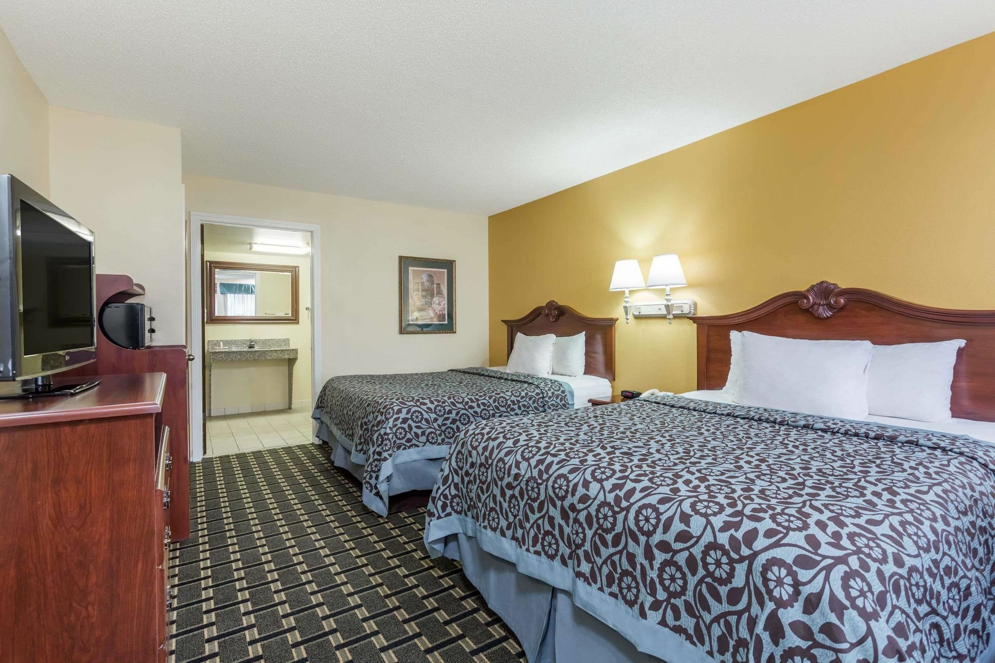 Days Inn & Suites By Wyndham Warner Robins Near Robins Afb Екстериор снимка