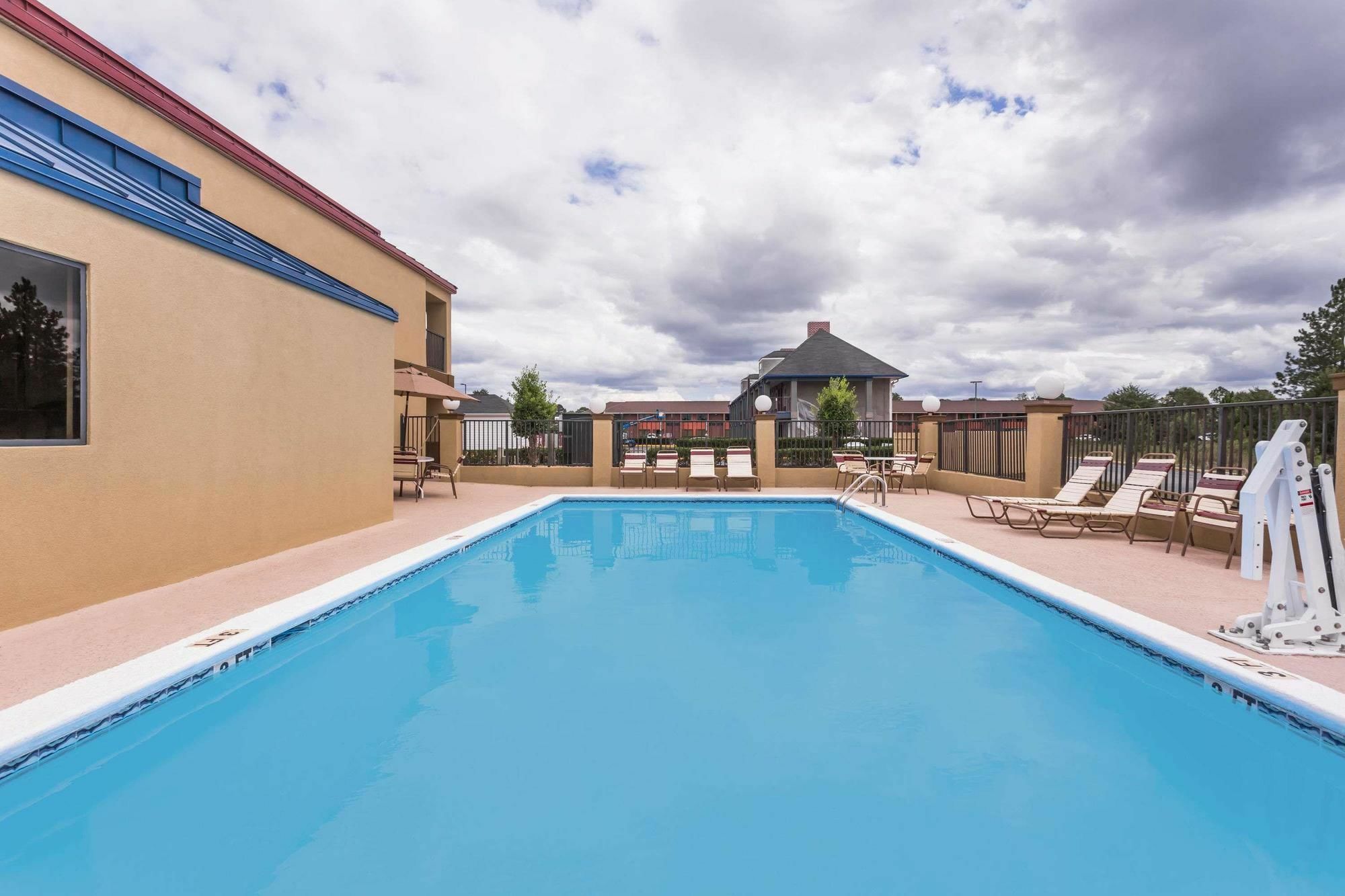 Days Inn & Suites By Wyndham Warner Robins Near Robins Afb Екстериор снимка